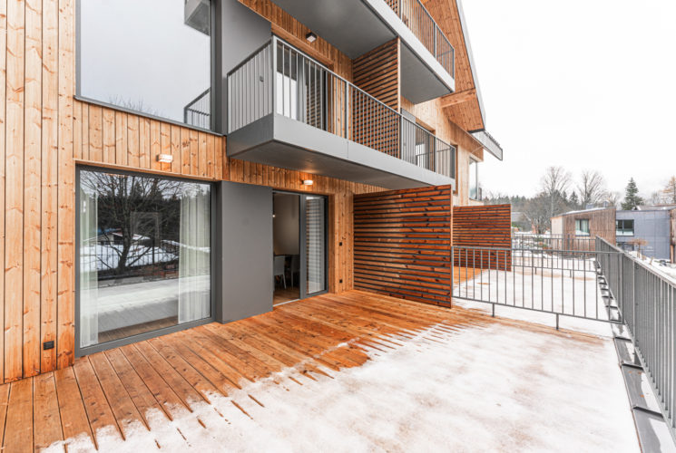 V luxusním horském projektu Harrachov Peaks se otevřel vzorový apartmán s terasou