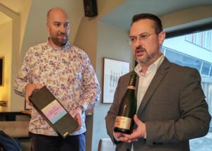 PODCAST: Degustace šumivých vín spolu s párováním jídla s hosty Ondrou Slaninou a Tomášem Brůhou