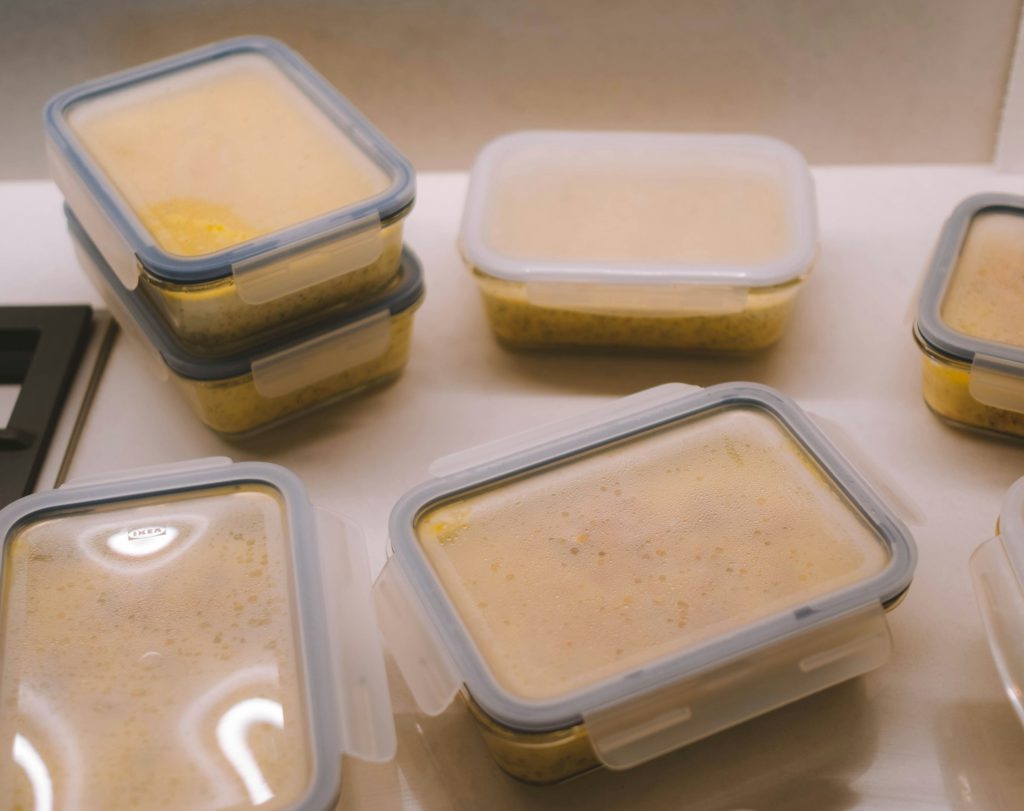 Plast je past: Proč se rozloučit s plastovými nádobami a vsadit na sklo