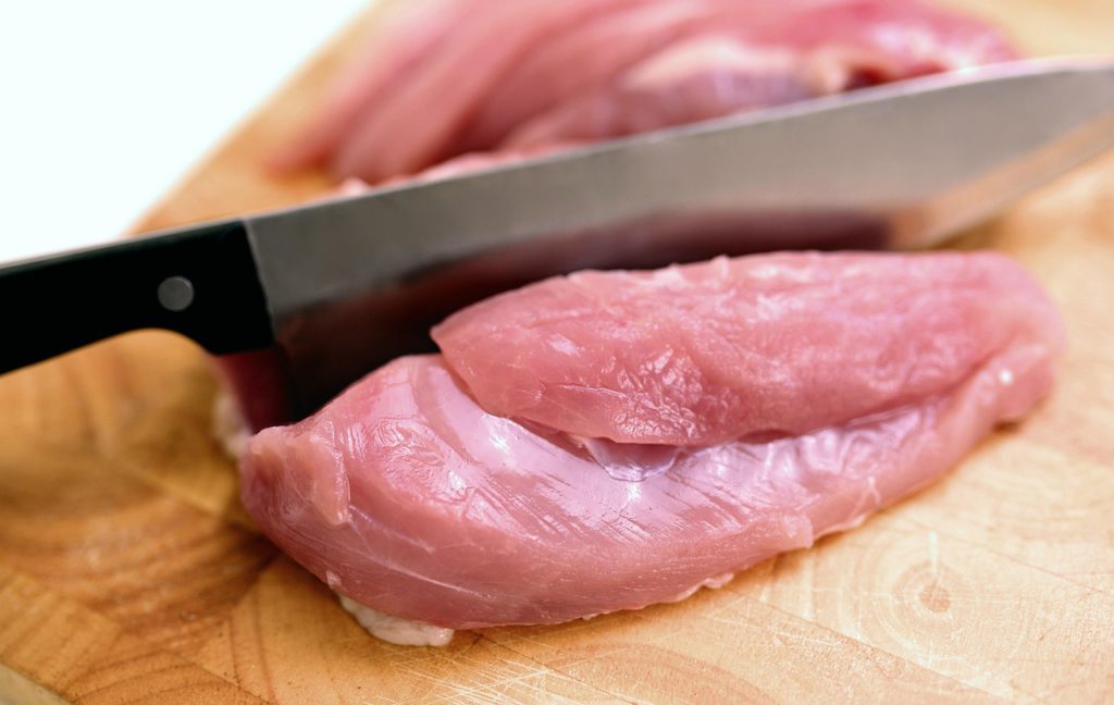 Mýtům o mytí masa v kuchyni odzvonilo: Proč je to zbytečné a nebezpečné?
